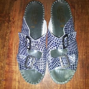 La Plume sandals